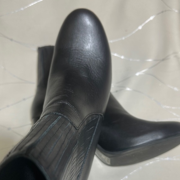 Kenneth Cole Reaction Black Heeled Boots with Textured Design - Picture 8 of 9